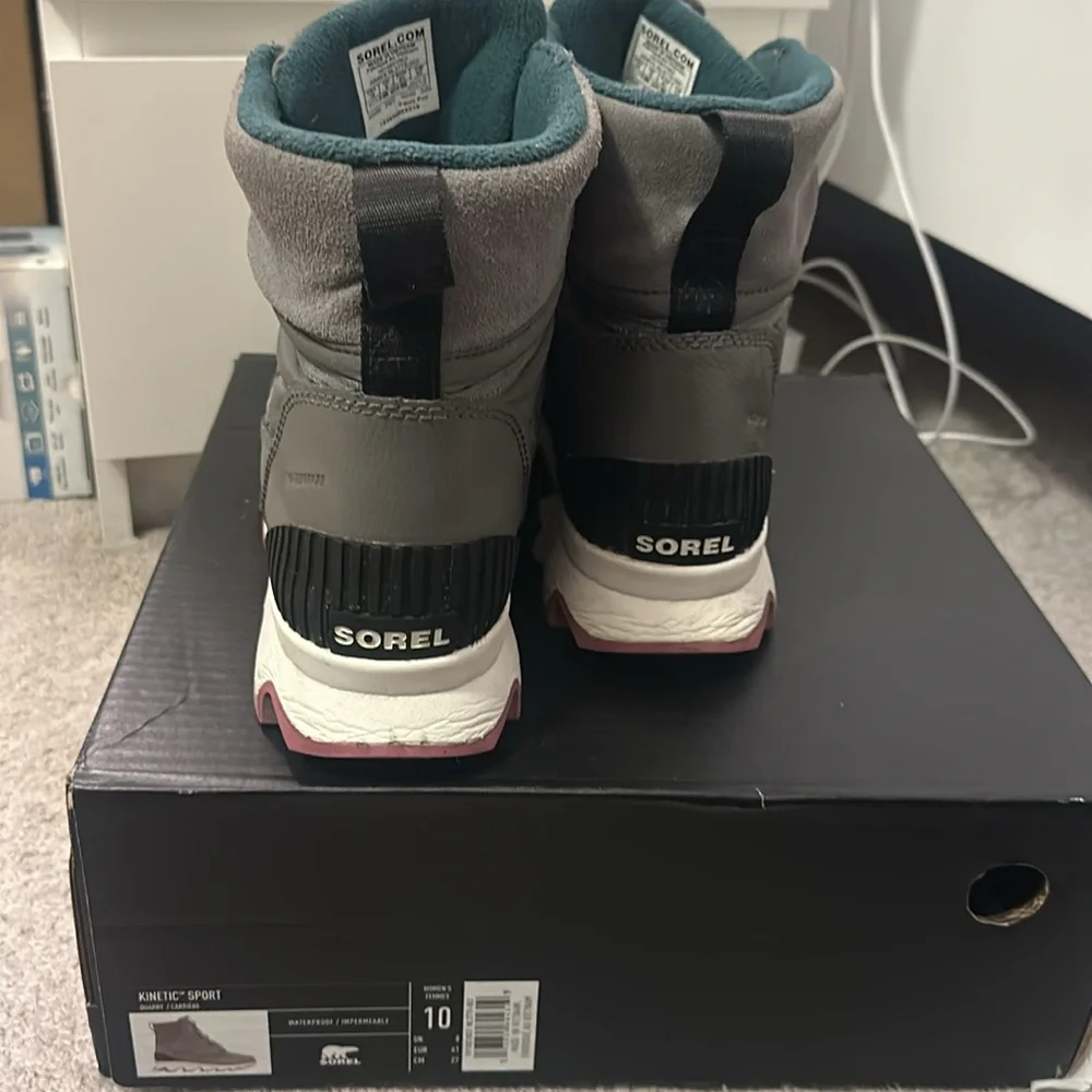 Sorel Kinetic sport boot
Quarry / Carrière
Size 10US women’s
Winter Boots - Picture 3 of 4